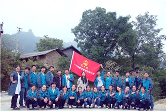 2016年秦大媽餐飲管理有限公司全體員工秋游活動（長嶺崗）。